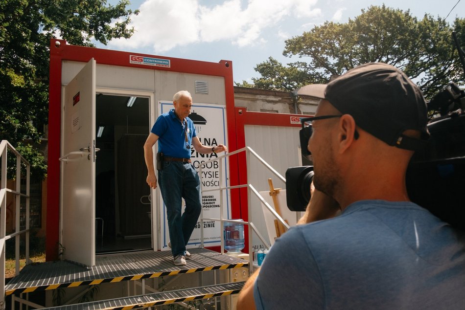 MOPS Łódź pomaga bezdomnym przez cały rok. Duże zainteresowanie mobilnymi łaźniami