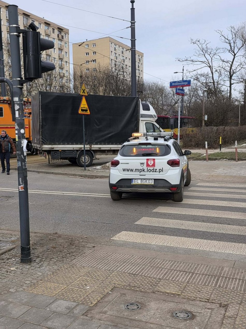 Łódź. Zderzenie tramwaju MPK Łódź z samochodem