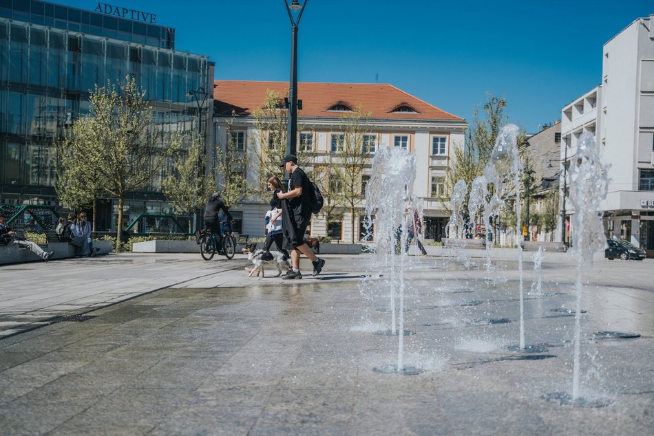 Łódź. Plac Wolności w Łodzi tętni życiem. To jedno z najpopularniejszych miejsc spotkań!