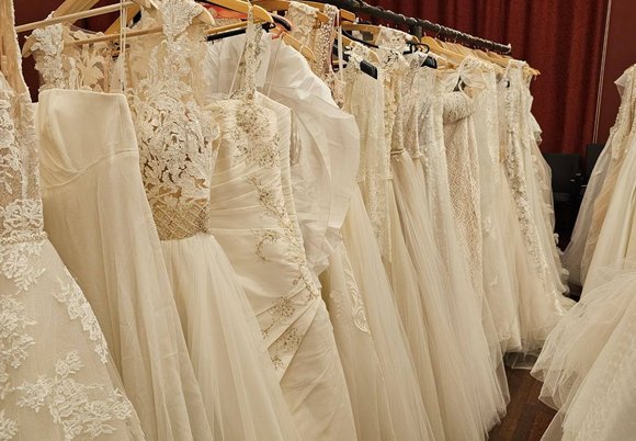 Łódź. Teatr Muzyczny w Łodzi wyprzedaje kostiumy. Z magazynu na ślubny kobierzec