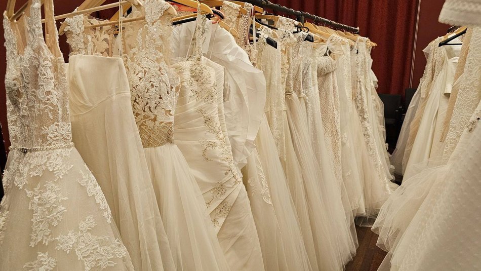 Łódź. Teatr Muzyczny w Łodzi wyprzedaje kostiumy. Z magazynu na ślubny kobierzec