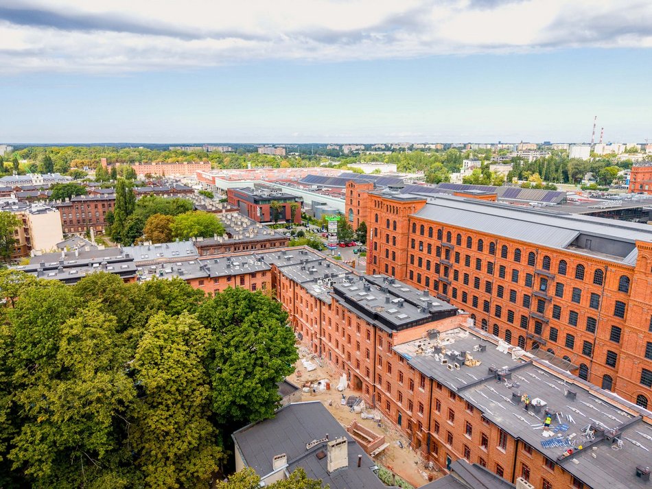 Montują fotowoltaikę na famułach przy Ogrodowej w Łodzi