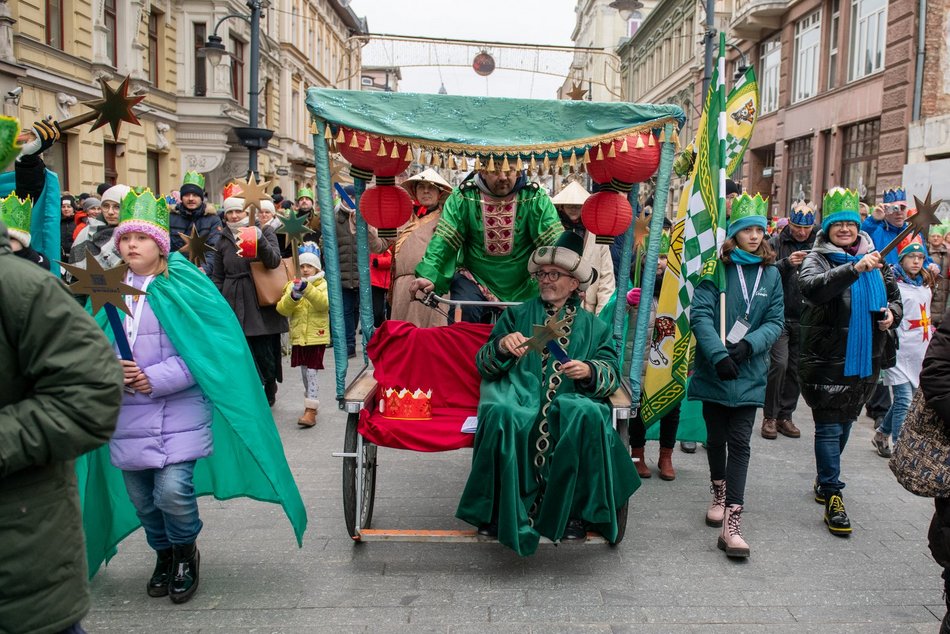 Orszak Trzech Króli w Łodzi. Tłumy łodzian świętowały w kolorowym pochodzie [ZDJĘCIA]