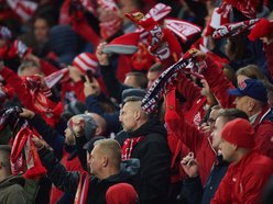 zdjęcia kibiców na trybunach