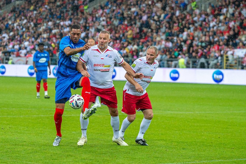 Łódź. Mecz Gwiazd w Łodzi. Na murawie Boniek, Krzynówek, Krychowiak