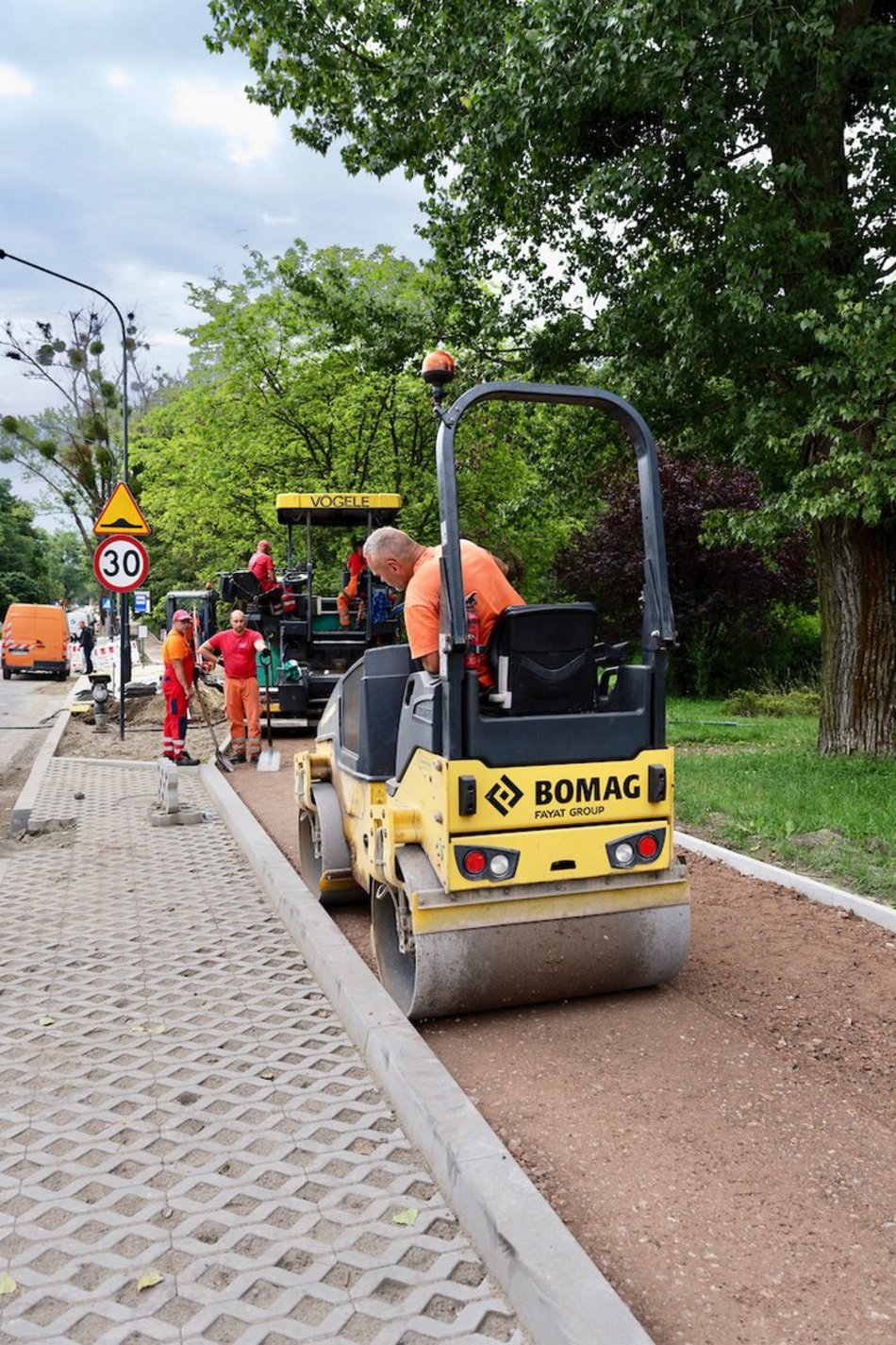 Łódź. Remont Źródłowej w Łodzi. Powstaje nowy chodnik i miejsca parkingowe