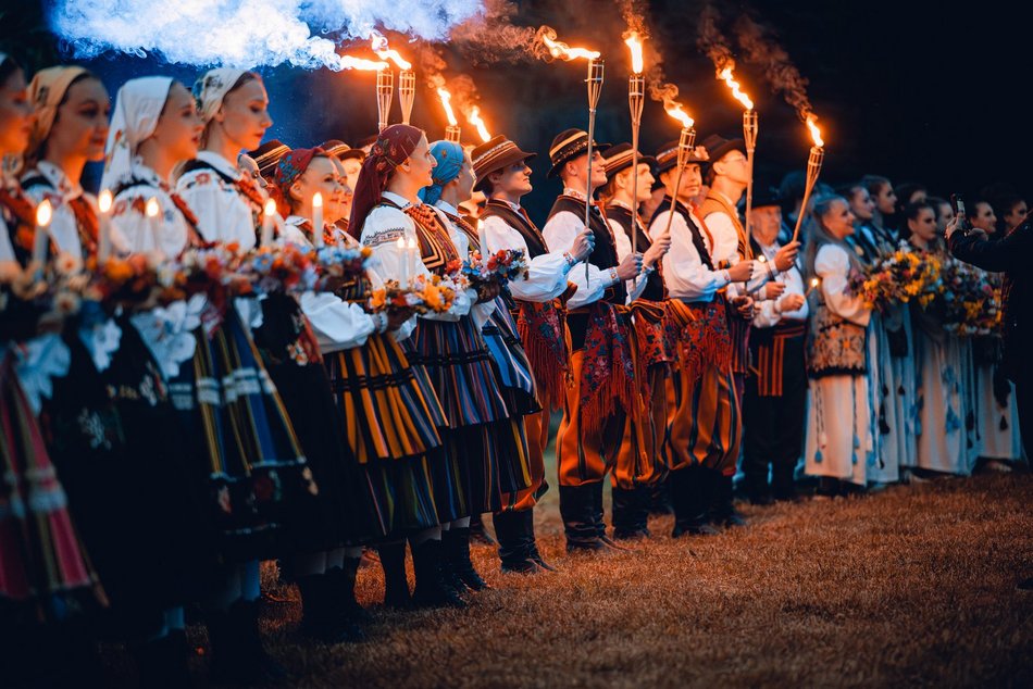 Łódź. Noc Świętojańska w Ogrodzie Botanicznym w Łodzi. Magia światła, natury i folkloru