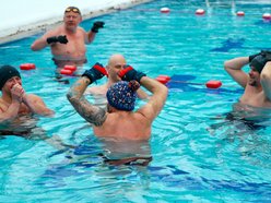 Łódź. Morsowanie w Aquaparku Fala