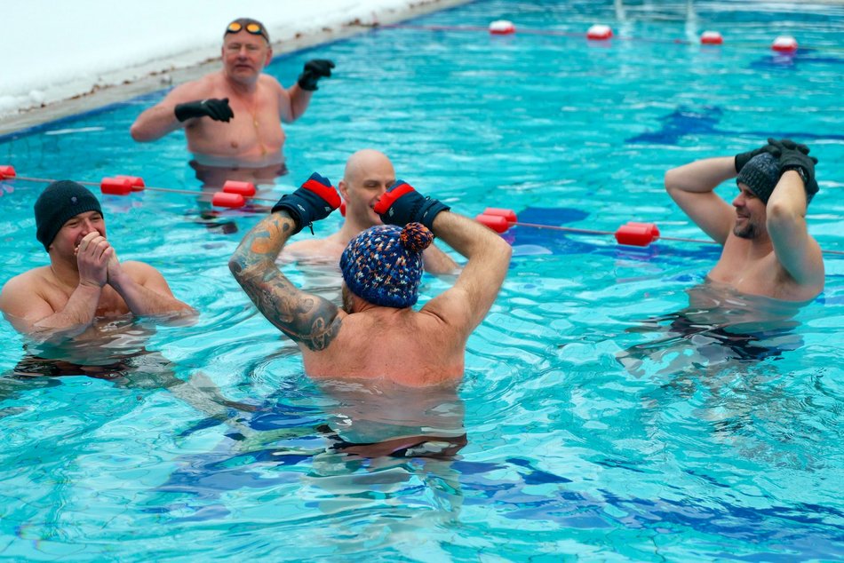 Łódź. Morsowanie w Aquaparku Fala