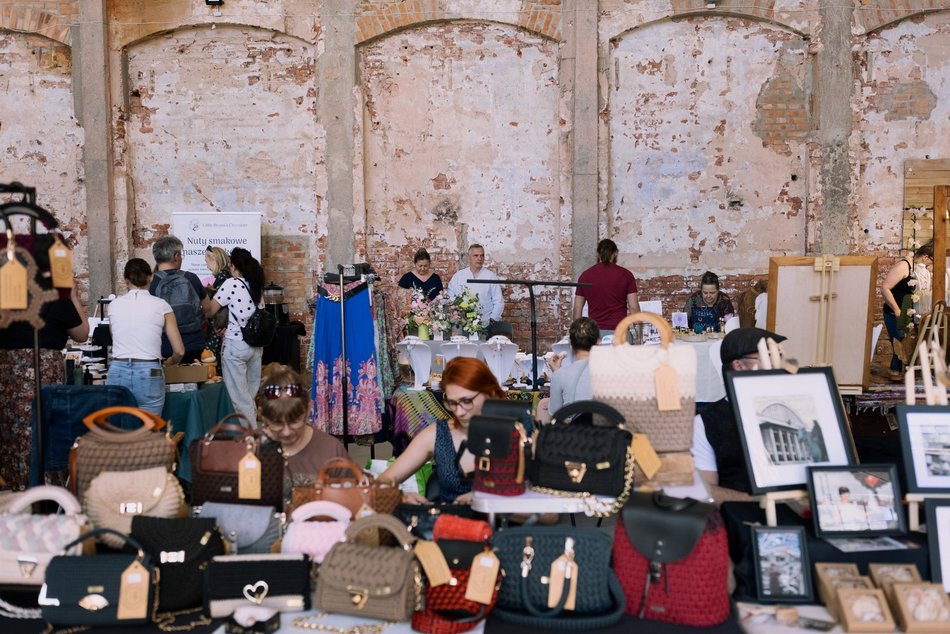 Łódź. Kiermasz staroci w Ogrodach Geyera