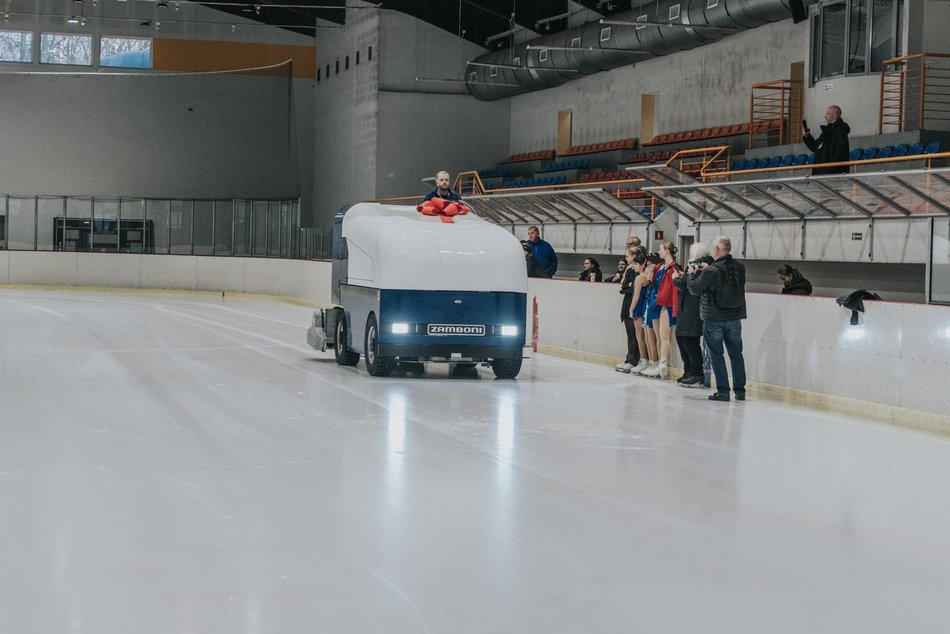 Lodowisko Bombonierka w Łodzi gładkie jak stół! Jak działa nowa rolba do lodu?