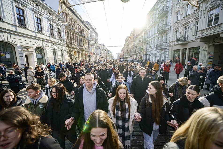 Łódź. Polonez dla Łodzi. Tłumy maturzystów zatańczyły na Piotrkowskiej. Razem z nimi łodzianie!