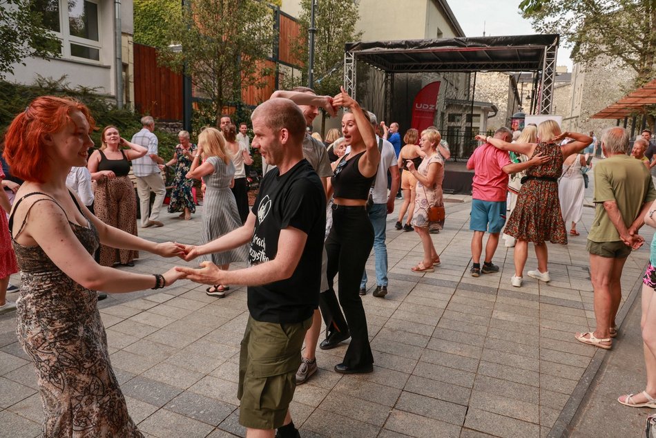 Łódź. Niedzielna potańcówka przy Piotrkowskiej. Łodzianie potrafią się bawić!