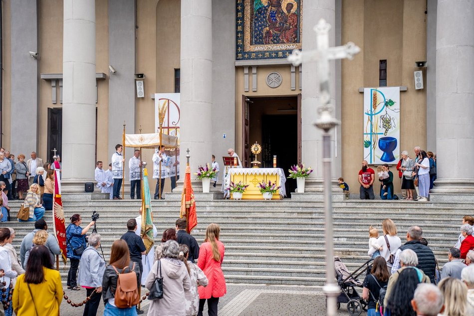 Łódź. Boże Ciało w Łodzi. Procesja z kościoła Matki Boskiej Zwycięskiej przeszła ulicami miasta