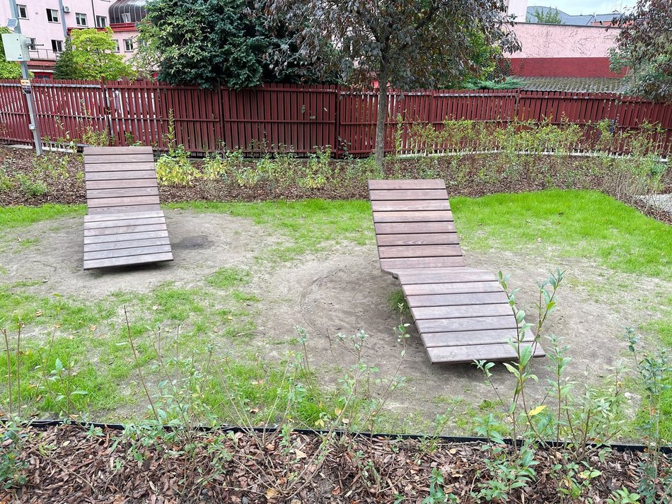 Łódź, skwer Kunki, leżaki