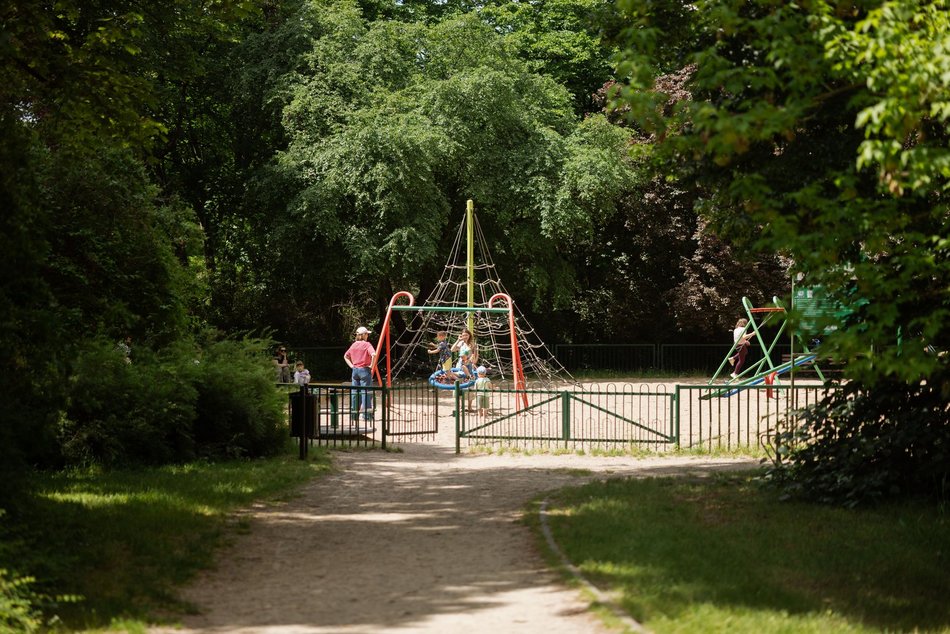 Łódź. Spacerowicze na Księżym Młynie i w Parku Źródliska w Łodzi. Recepta na udany weekend