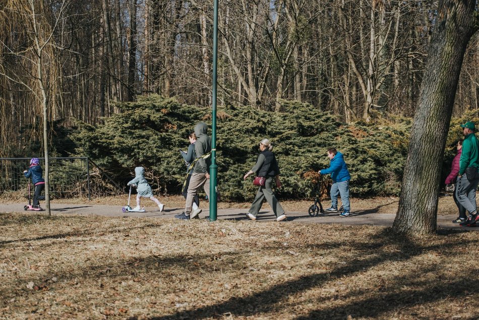Łódź. Dobra pogoda w Łodzi sprzyja spacerowaniu! Tłumy w Parku na Zdrowiu w Łodzi