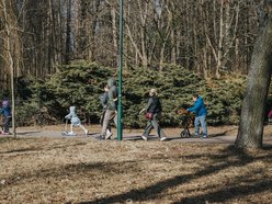 Łódź. Dobra pogoda w Łodzi sprzyja spacerowaniu! Tłumy w Parku na Zdrowiu w Łodzi