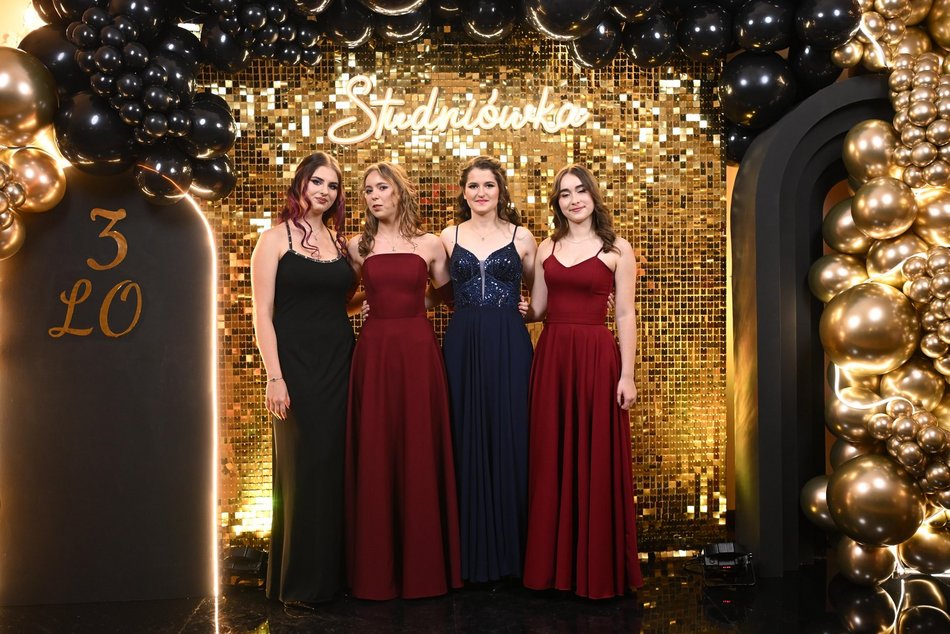 Studniówka III LO w Łodzi. Szyk i elegancja w Białym Pałacu