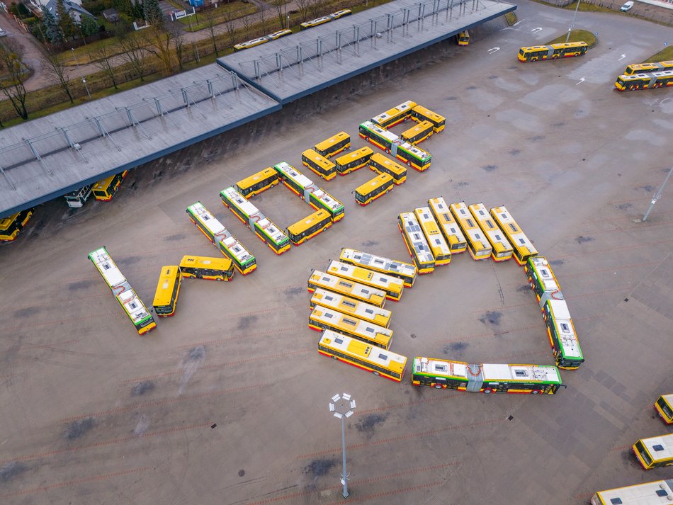 autobusy ustawione w kształt serca