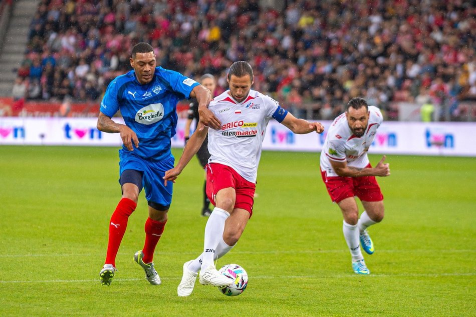 Łódź. Mecz Gwiazd w Łodzi. Na murawie Boniek, Krzynówek, Krychowiak