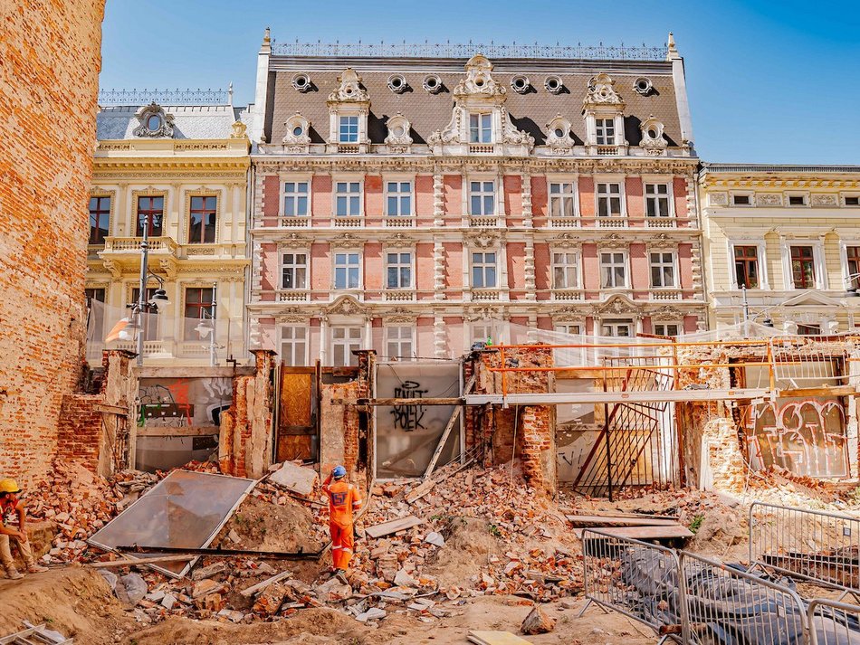 Łódź. „Dziura” przy Piotrkowskiej 58 w Łodzi znika na naszych oczach! Prace wystartowały!
