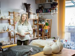 Monika Koprowska z Łodzi. Łączy w swojej pracy miłość do rękodzieła, natury, miasta i ludzi