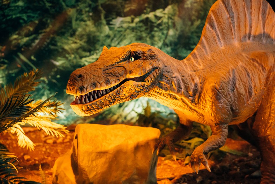 Dinozaur - figurka w parku rozrywki