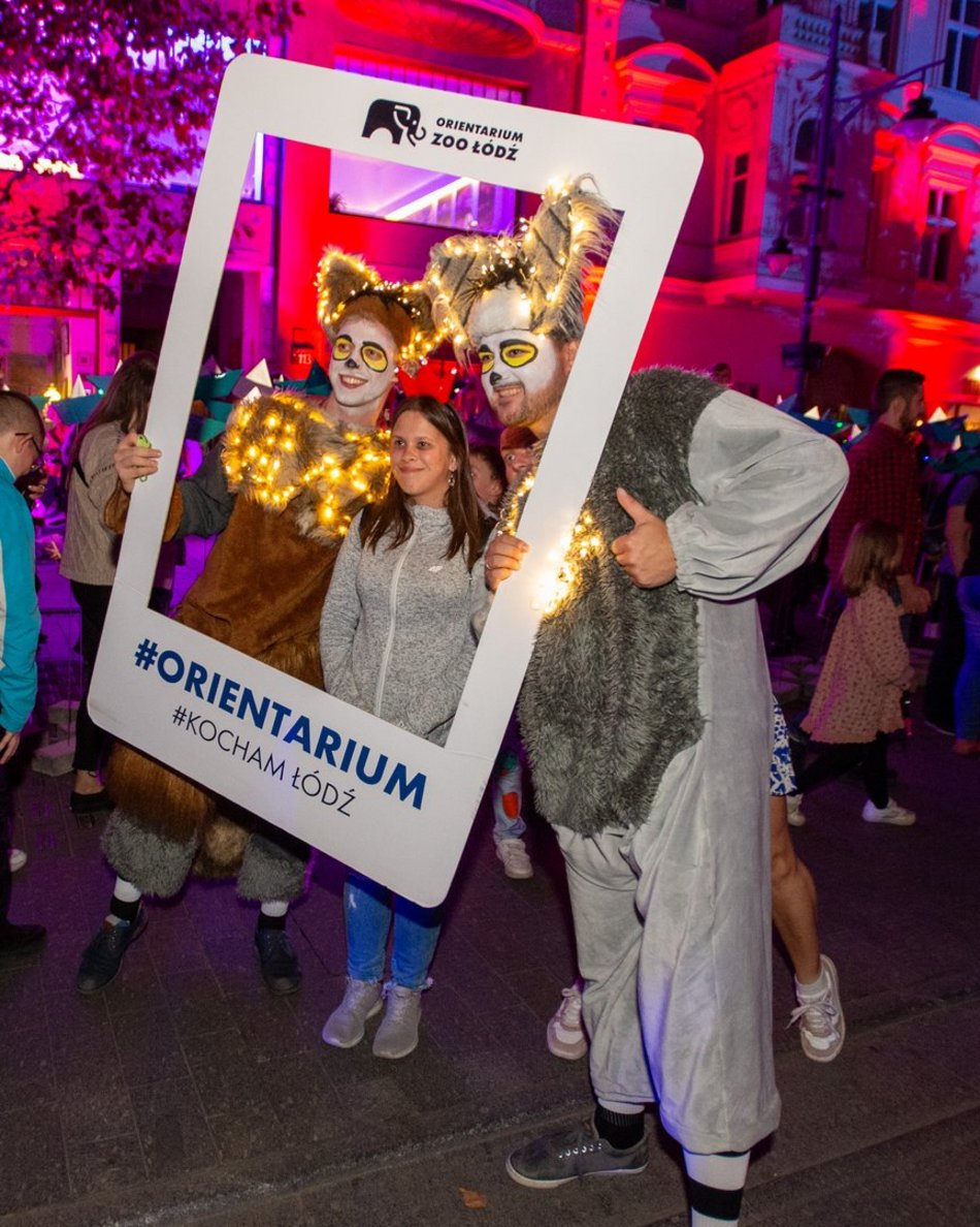 ludzie na festiwalu światła w Łodzi