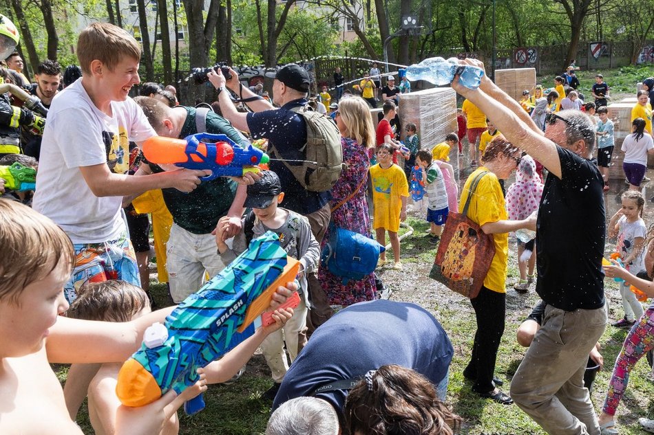 Bitwa wodna na Manhattanie w Łodzi. Śmigus-dyngus pełną parą!
