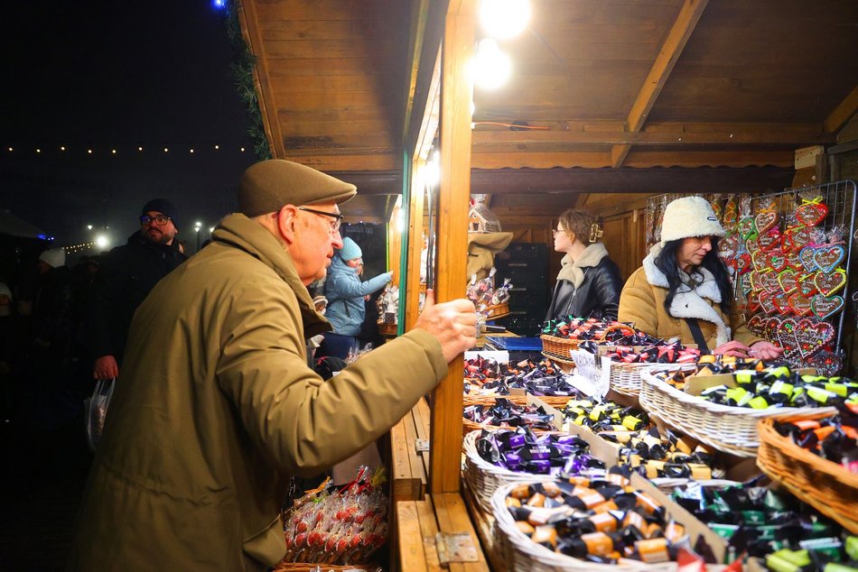 Tłumy na otwarciu Jarmarku Bożonarodzeniowego w Łodzi. Byłeś/aś? Znajdź się na zdjęciach!