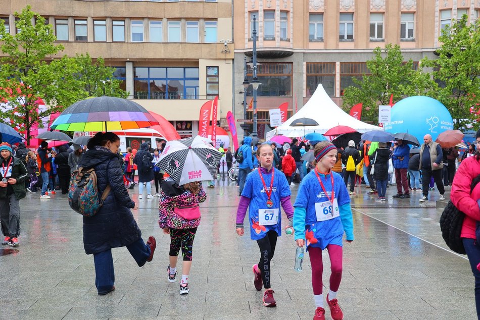 Mini Bieg Ulicą Piotrkowską w Łodzi w deszczu. To nie zepsuło jednak imprezy