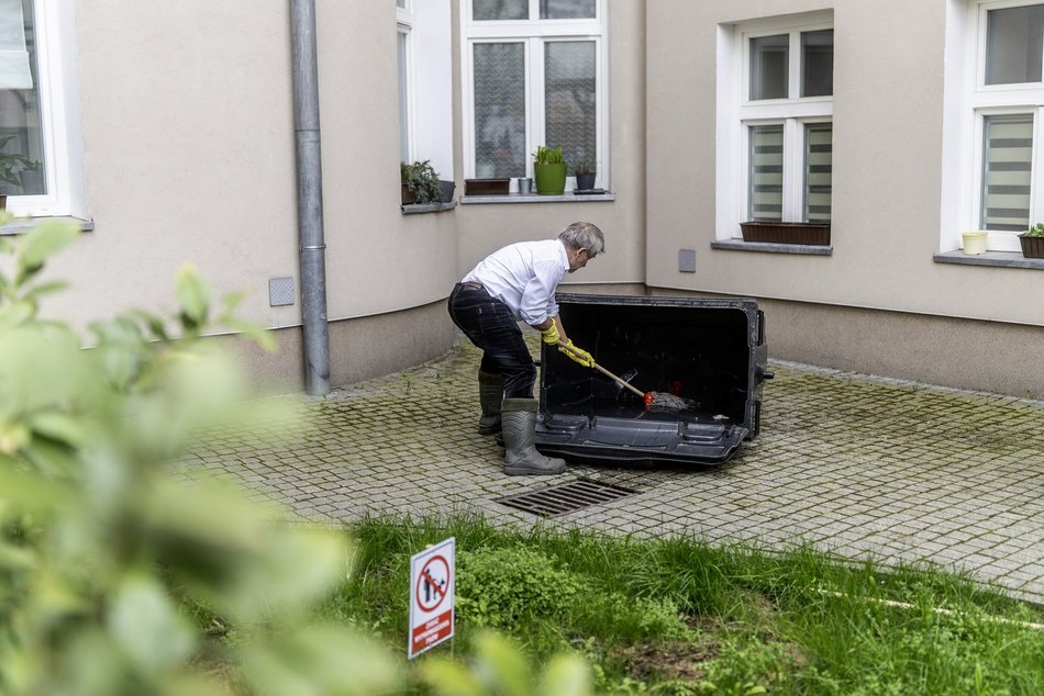 Łódź. Pan Andrzej to bohater z Włókienniczej w Łodzi. Wziął sprawy w swoje ręce i dba o kamienicę i sąsiadów!