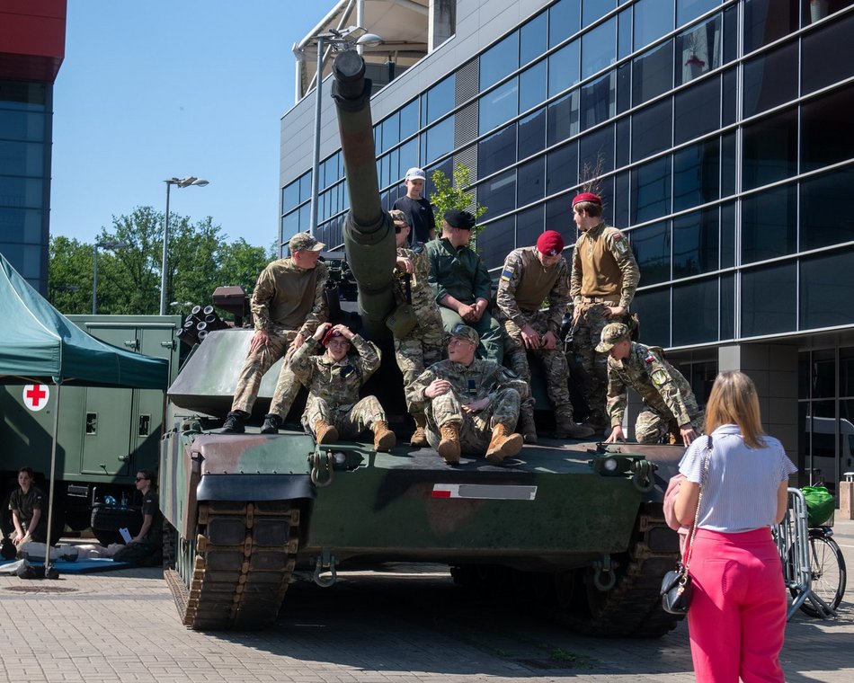 Wielka parada przed meczem Gortat Team vs NATO. Celebryci, żołnierze i sprzęt wojskowy