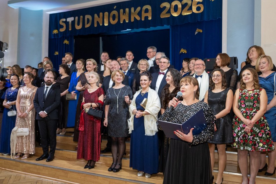 Łódź. Studniówka XXVI LO w Łodzi. Ależ oni zatańczyli... i jak pięknie wyglądali!