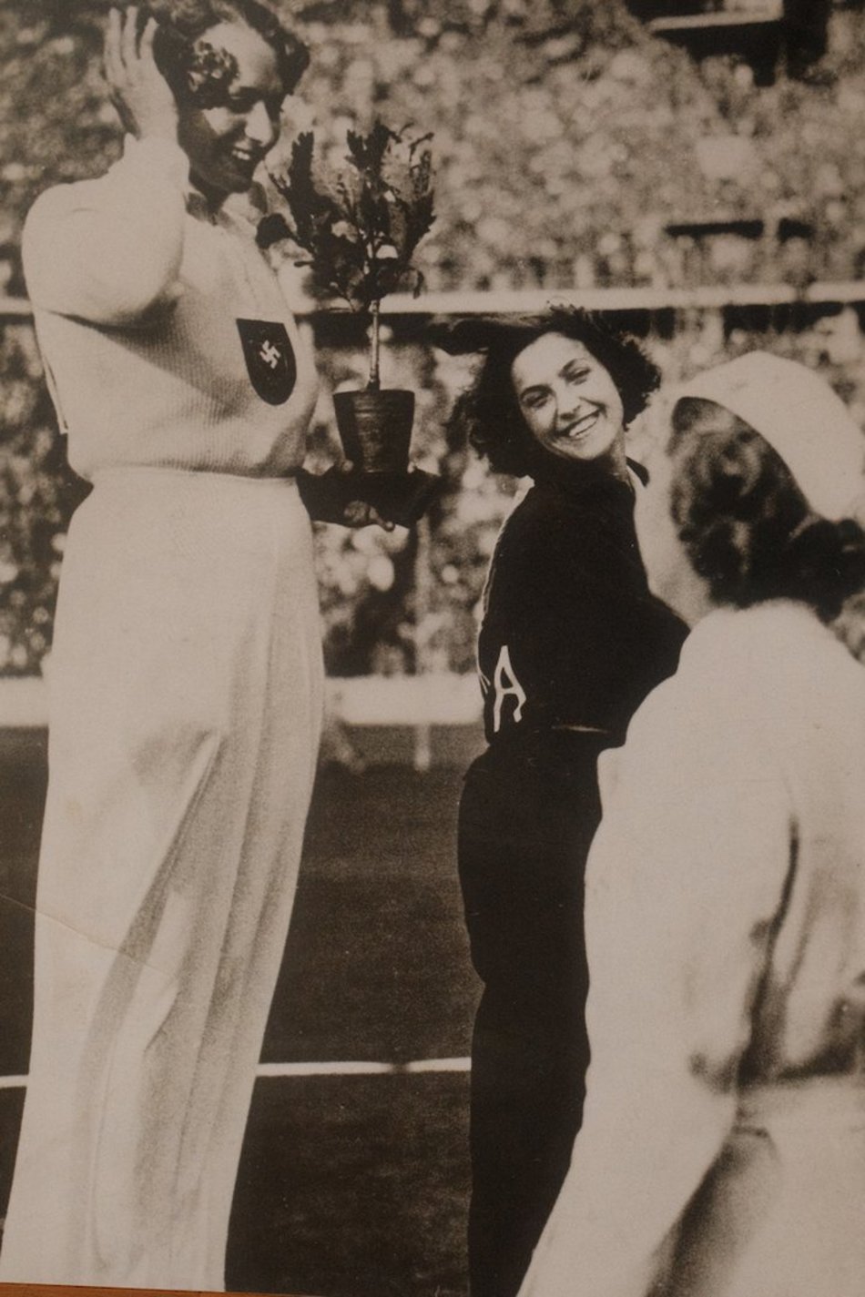 Łódź. Wybitna lekkoatletka i olimpijka uhonorowana! W Atlas Arenie odsłonięto pamiątkową tablicę