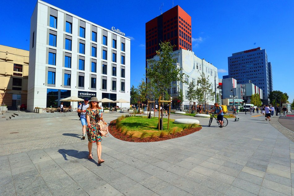 Plac przy kawiarni Starbucks w centrum Łodzi odżywa! Tyle tam zieleni!