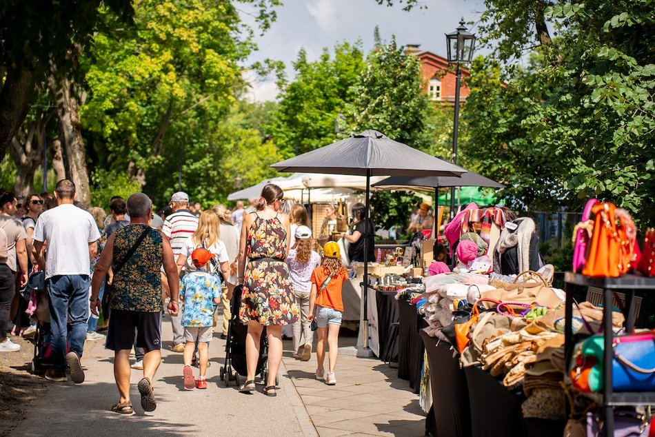 Łódź. Lipcowy targ staroci na Księżym Młynie. Miłośnicy rzeczy z duszą nie zawiedli