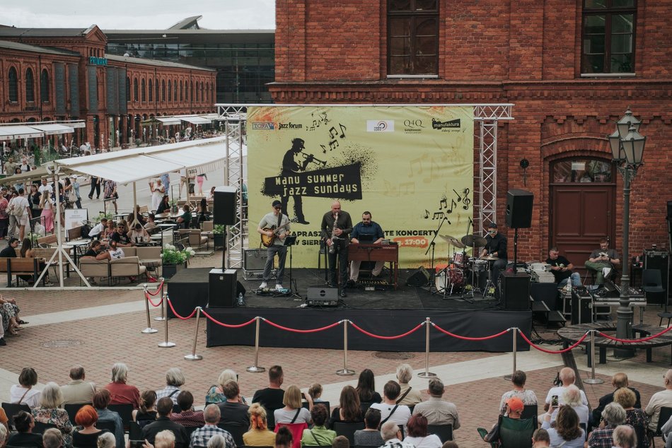 Łódź. Manu Summer Jazz Sundays w Łodzi. Kajetan Galas wystąpił na Rynku Włókniarek