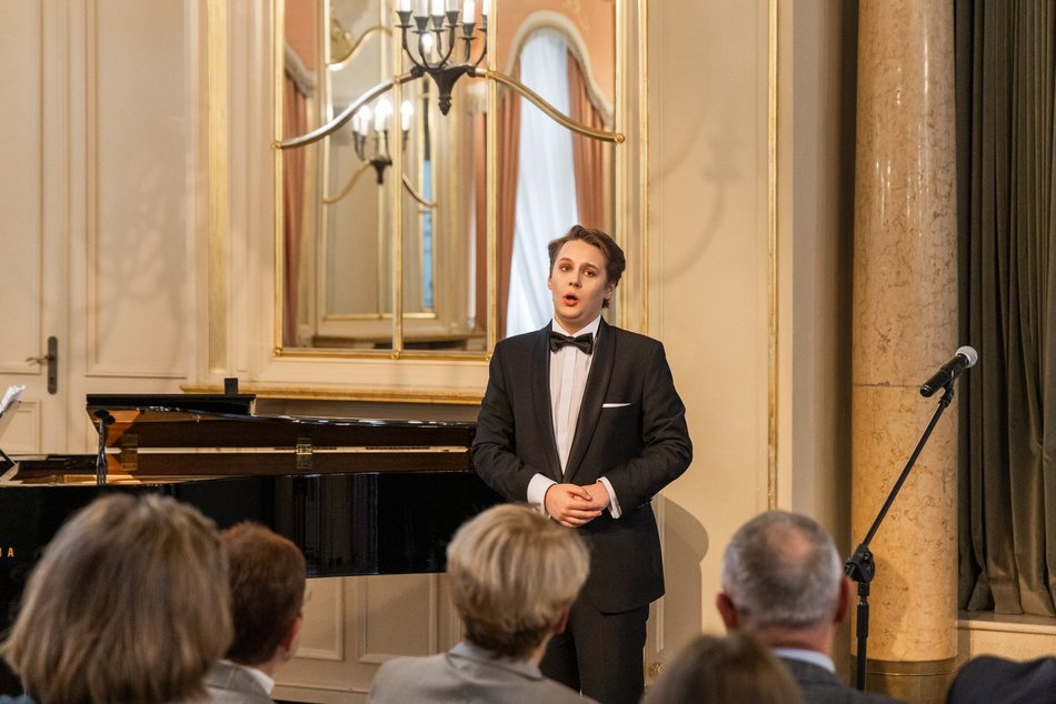 Łódź. Stypendia dla wybitnych uczniów z Łodzi i regionu przyznane. Nagrodzeni także nauczyciele