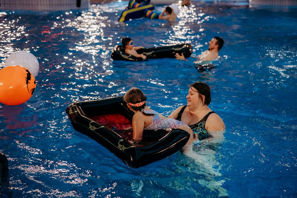 Łódź. Halloween w Aquaparku Fala. Upiorna muzyka, niespodzianki i pływający kościotrup!