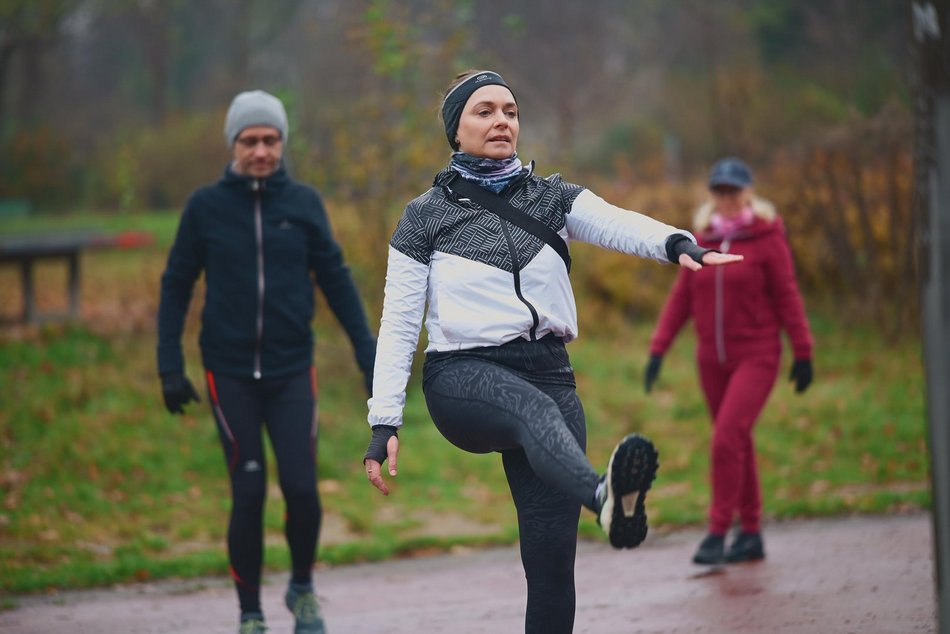 Łódź. Slow jogging w parku Julianowskim. Biegaczom z Łodzi niestraszna jesienna aura