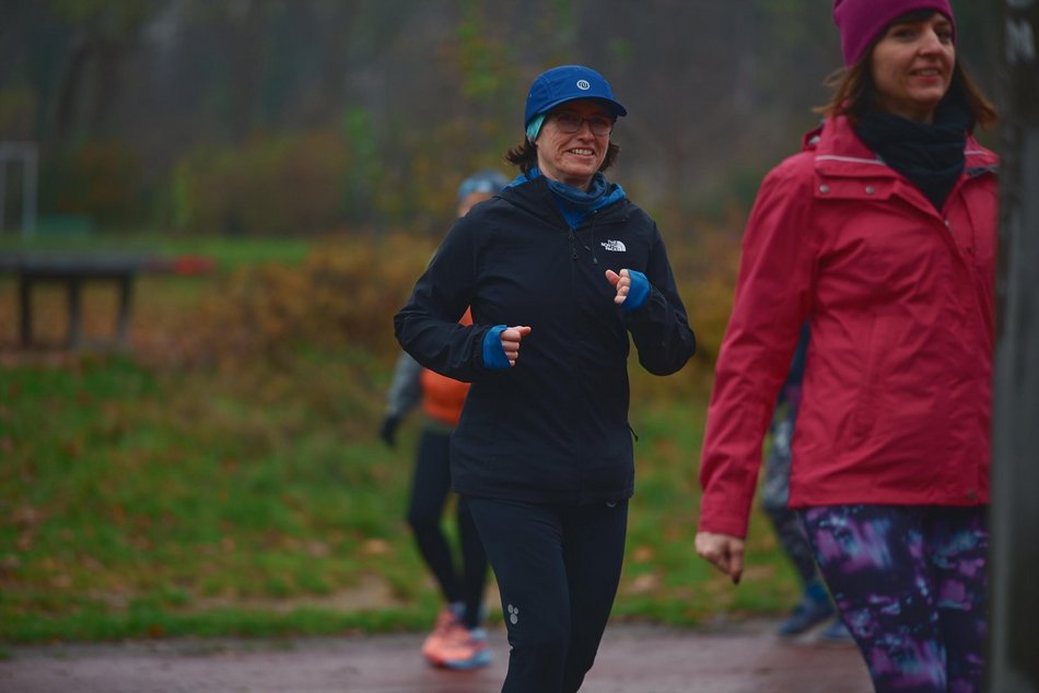 Łódź. Slow jogging w parku Julianowskim. Biegaczom z Łodzi niestraszna jesienna aura