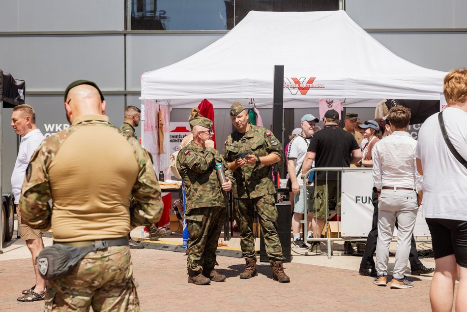 Piknik Weterana w Manufakturze. Pokazy sprzętu, pojazdy wojskowe, wojskowa grochówka