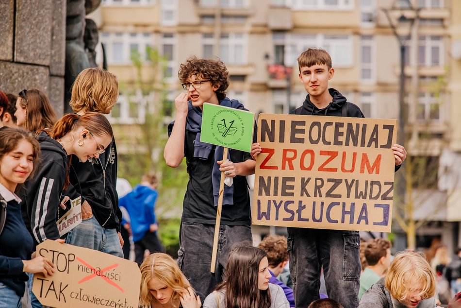 Łódź. Marsz Przeciwko Przemocy i Hejtowi przeszedł Piotrkowską. Uczniowie w ważnej sprawie!