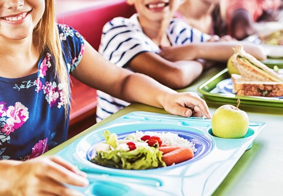 Dzieci podczas posiłku w stołówce