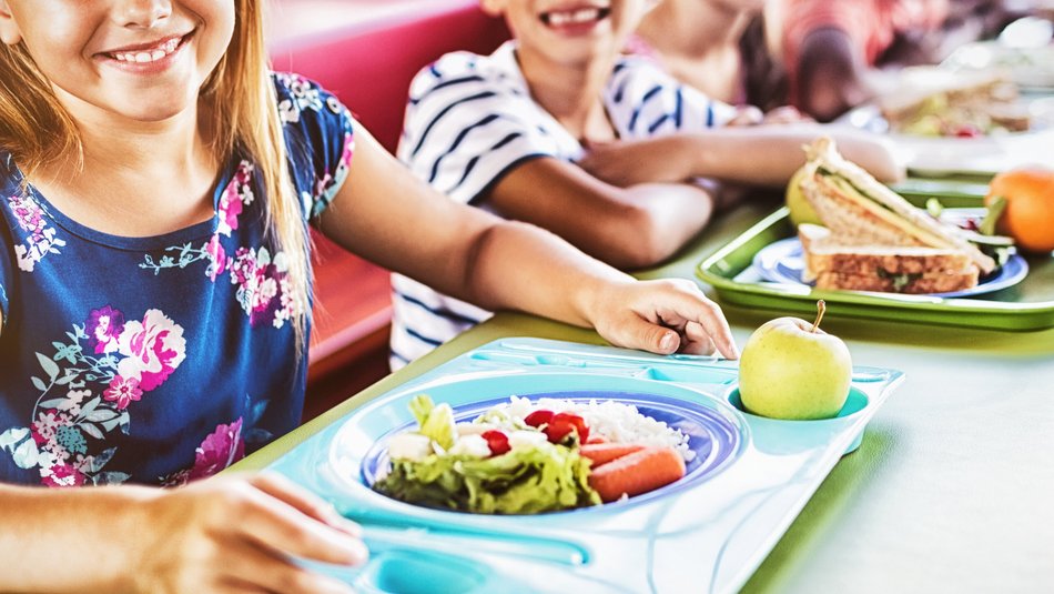 Dzieci podczas posiłku w stołówce
