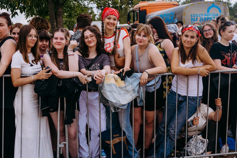 Tłumy fanek Louisa Tomlinsona przed wejściem na Łódź Summer Festival 2025