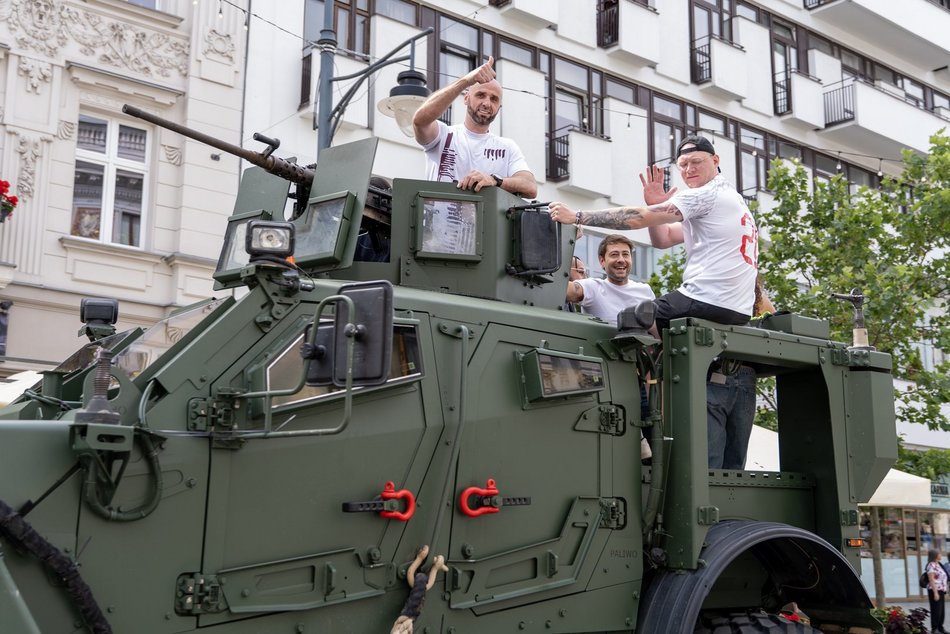 Parada na Piotrkowskiej przed meczem Marcina Gortata z NATO