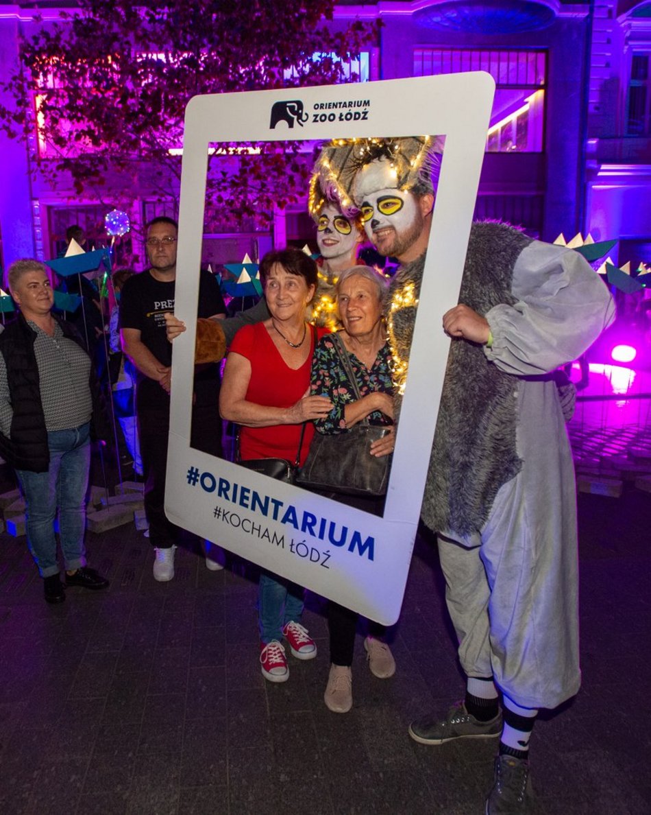 ludzie na festiwalu światła w Łodzi